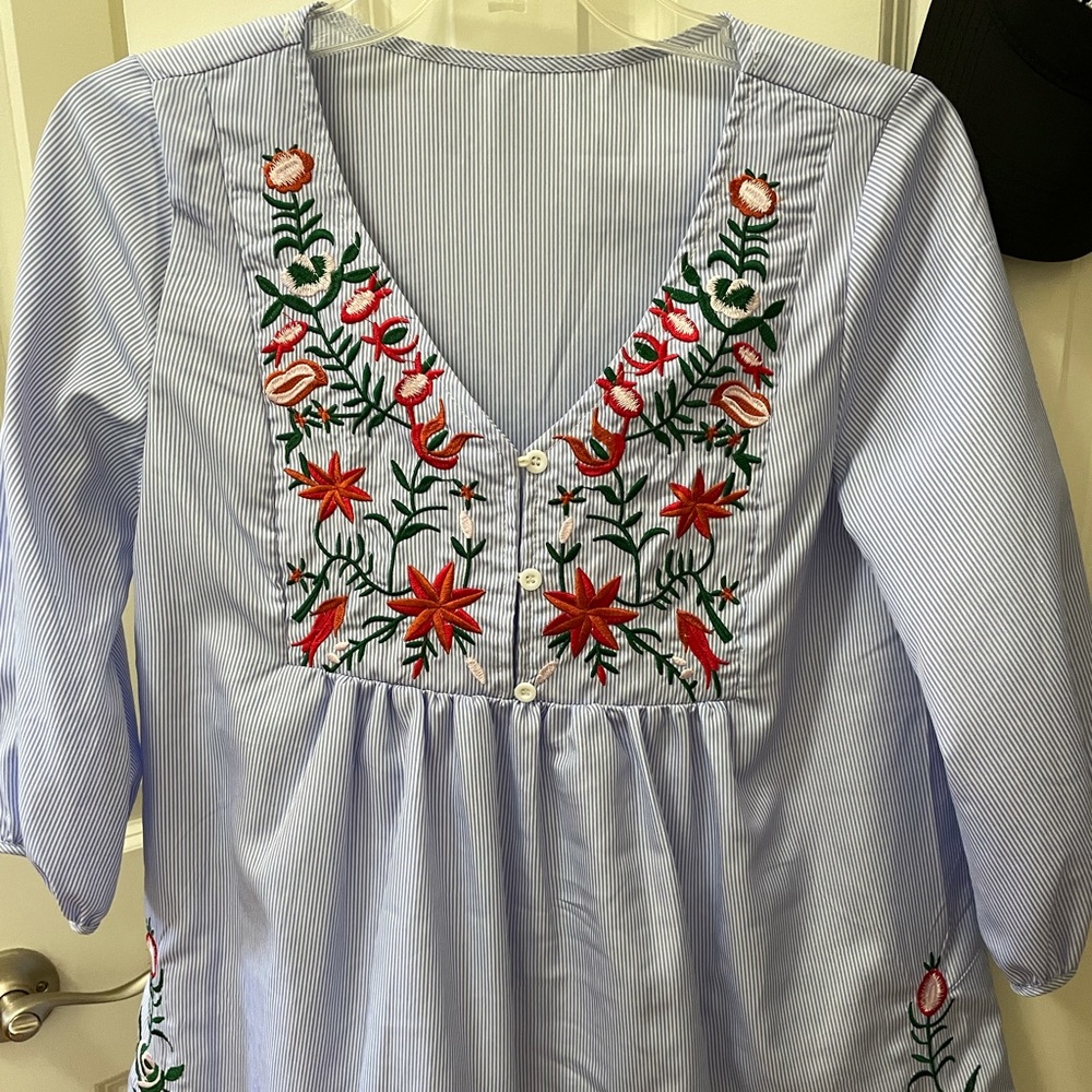 Embroidered dress - Picture 5 of 9